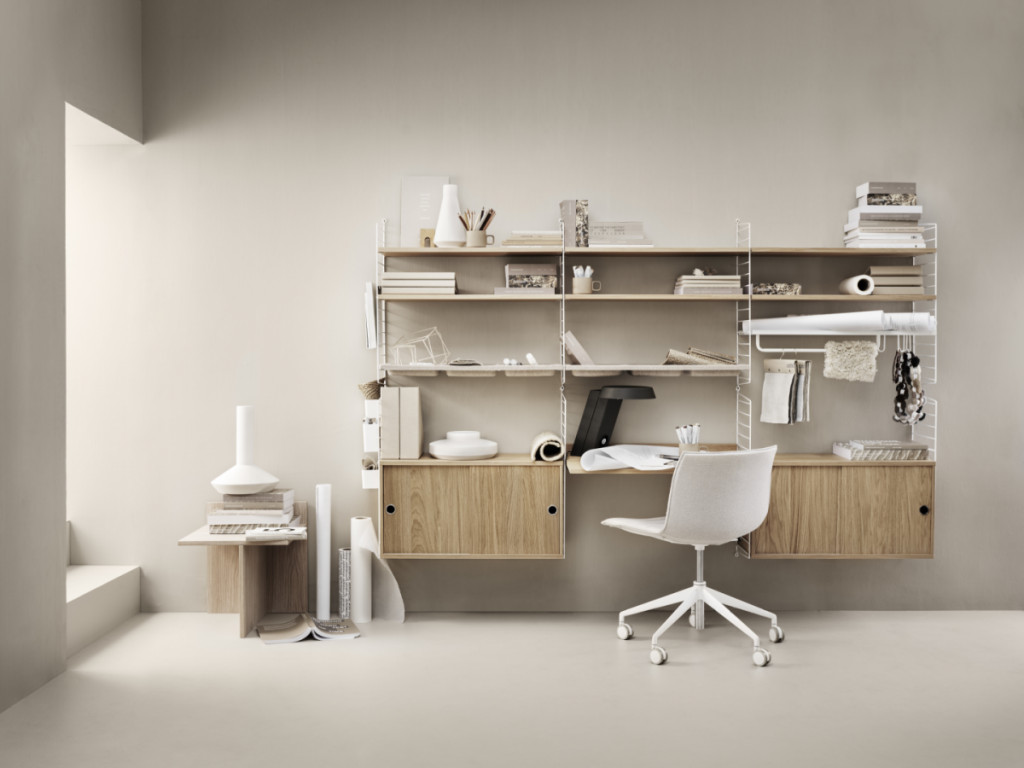 Escritório com prateleiras metálicas brancas e cadeira de escritório branca