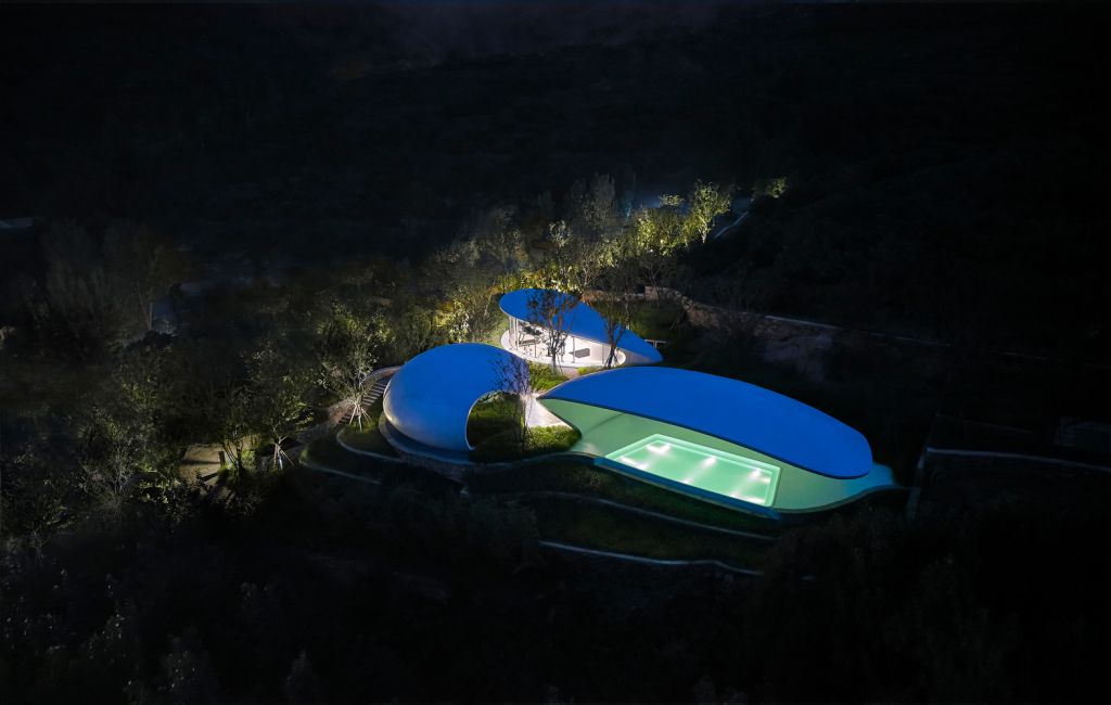 Imagem aérea da piscina iluminada