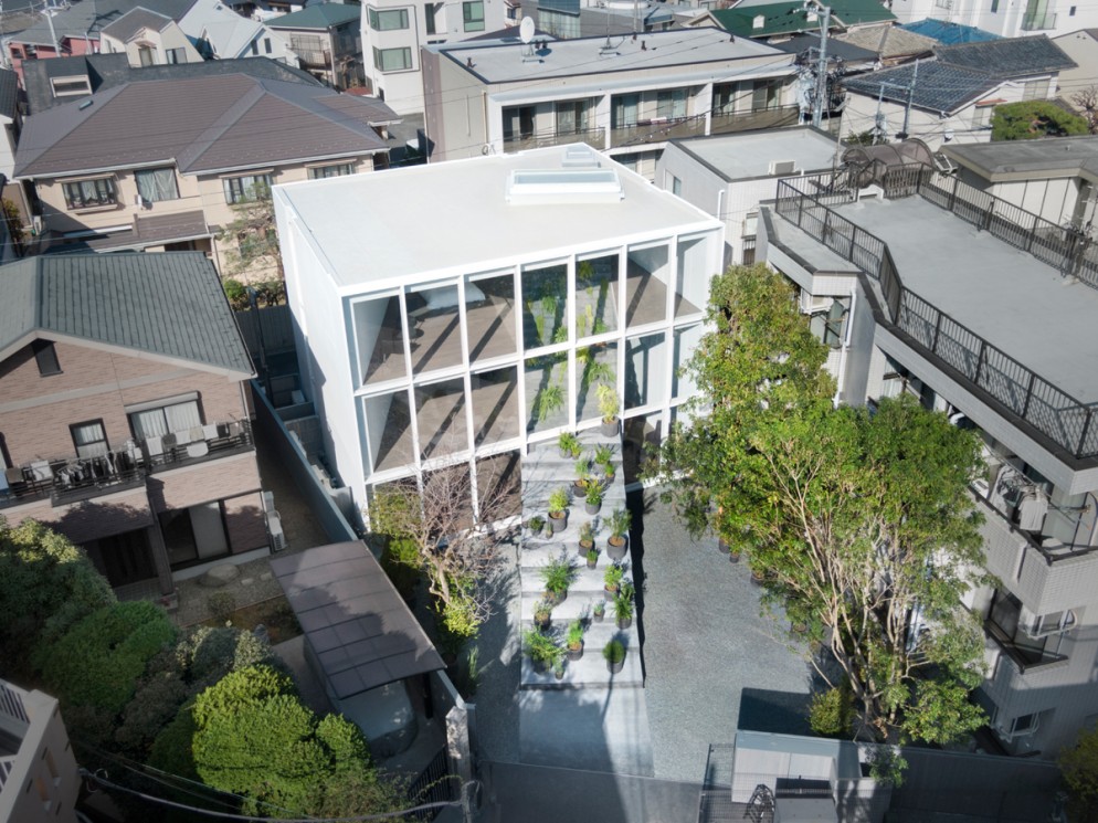 Visão aérea da casa projetada pelo design Oki Sato.