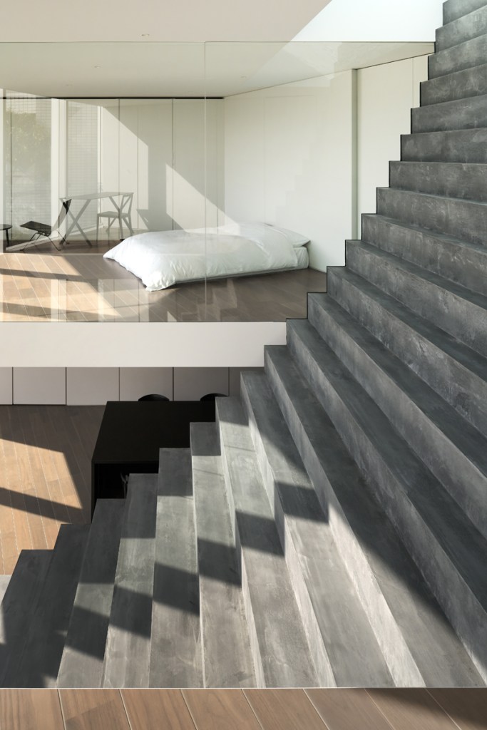 Casa Nendo Tokyo 6 Gigantesca escada teatral que a atravessa diagonalmente, passando pela grande fachada de vidro e subindo até o telhado.