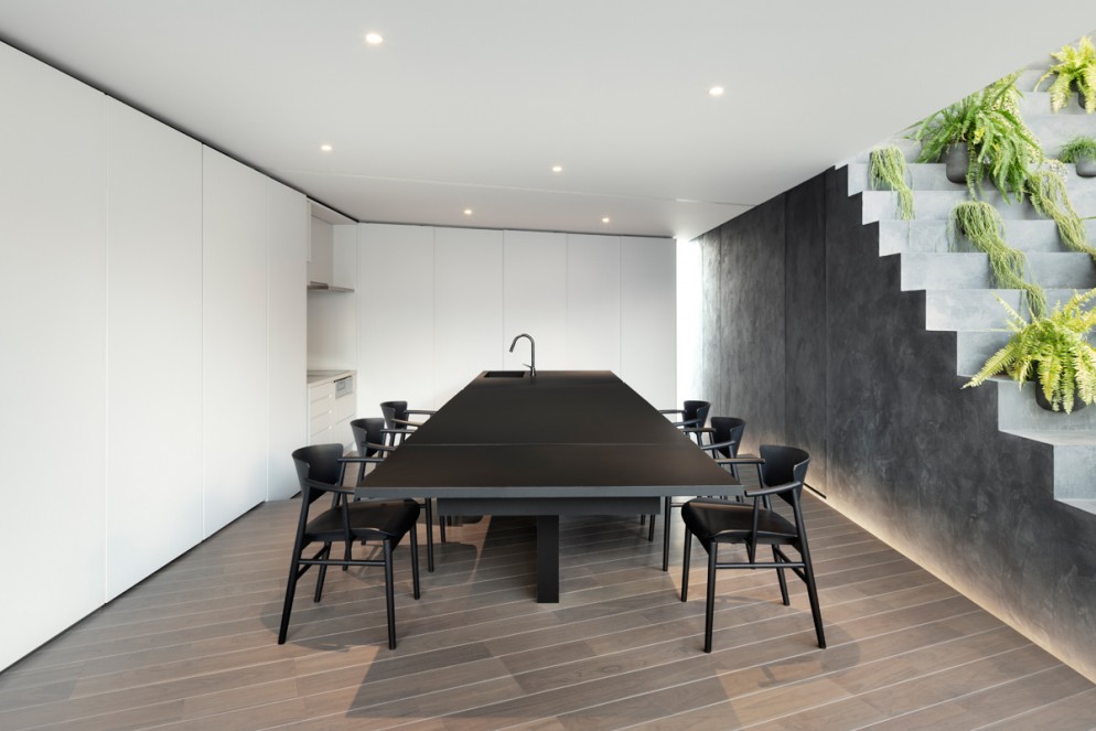 Mesa presente na casa projetada pelo design Oki Sato.