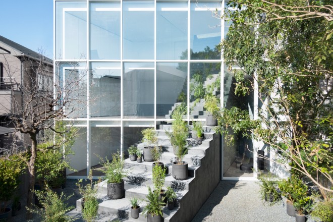 Casa Nendo Tokyo Gigantesca escada teatral que a atravessa diagonalmente, passando pela grande fachada de vidro e subindo até o telhado.