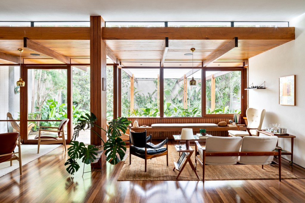 Casa Thompsons Hess 1 Desenhada pelo arquiteto Rodolpho Ortenblad em 1957 para sua família, a Casa Thompson Hess, de 400m², foi restaurada partindo da recuperação dos elementos que caracterizam o projeto original e algumas alterações no seu programa e planta.