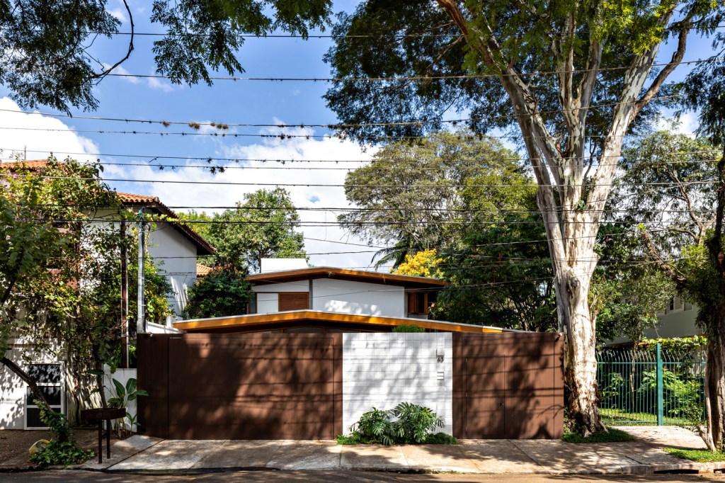 Casa Thompsons Hess 4 Desenhada pelo arquiteto Rodolpho Ortenblad em 1957 para sua família, a Casa Thompson Hess, de 400m², foi restaurada partindo da recuperação dos elementos que caracterizam o projeto original e algumas alterações no seu programa e planta.
