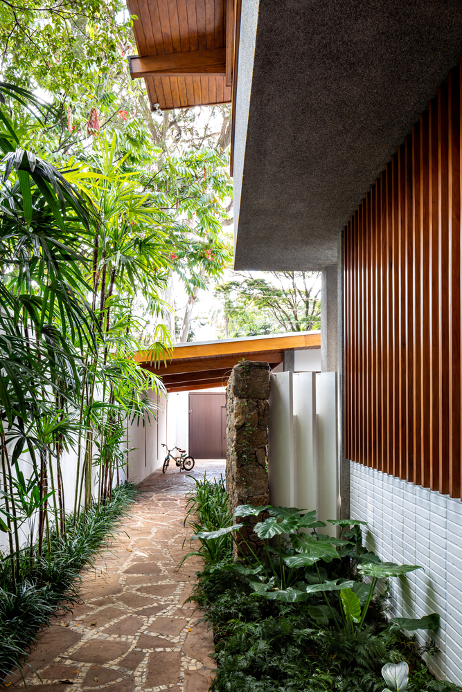 Casa Thompsons Hess 5 Desenhada pelo arquiteto Rodolpho Ortenblad em 1957 para sua família, a Casa Thompson Hess, de 400m², foi restaurada partindo da recuperação dos elementos que caracterizam o projeto original e algumas alterações no seu programa e planta.