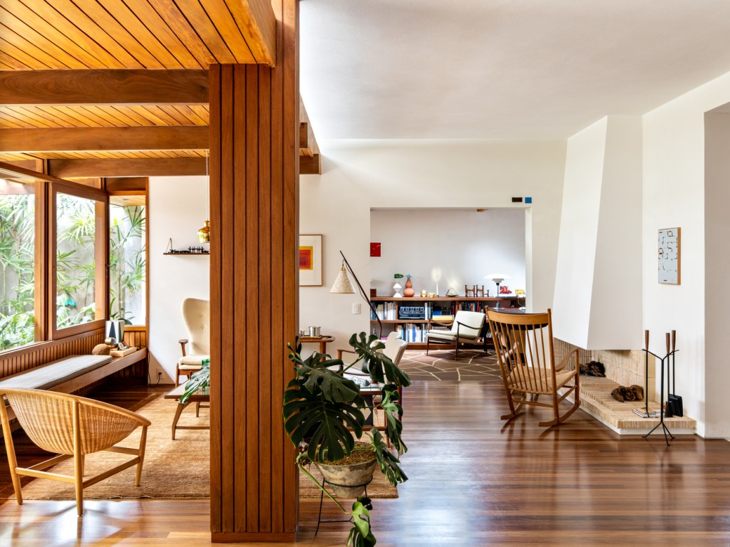 Casa Thompsons Hess 8 Desenhada pelo arquiteto Rodolpho Ortenblad em 1957 para sua família, a Casa Thompson Hess, de 400m², foi restaurada partindo da recuperação dos elementos que caracterizam o projeto original e algumas alterações no seu programa e planta.