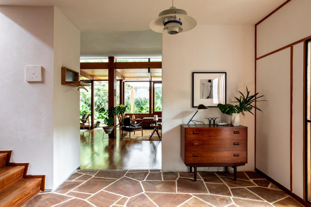 Casa Thompsons Hess 9 Desenhada pelo arquiteto Rodolpho Ortenblad em 1957 para sua família, a Casa Thompson Hess, de 400m², foi restaurada partindo da recuperação dos elementos que caracterizam o projeto original e algumas alterações no seu programa e planta.