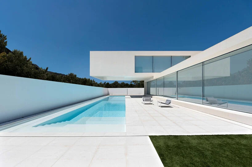 Casa-de-Areia-2 Fran Silvestre Arquitetos continua sua linguagem de design minimalista em branco monocromático com sua recém-realizada