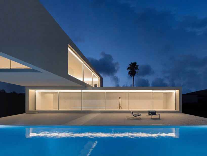 Casa-de-Areia-4 Fran Silvestre Arquitetos continua sua linguagem de design minimalista em branco monocromático com sua recém-realizada
