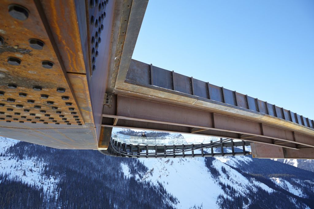 Visão debaixo das estruturas da passarela Glacier no Canadá