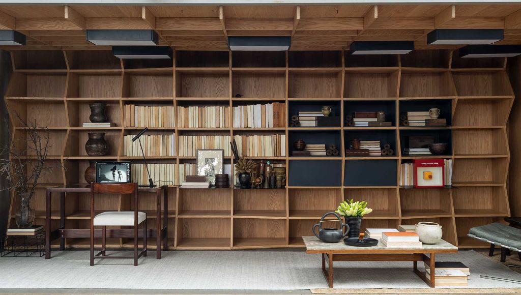 janelas casacor sao paulo gustavo martins caixa de historias biblioteca madeira home office decoração inspiração casa livro