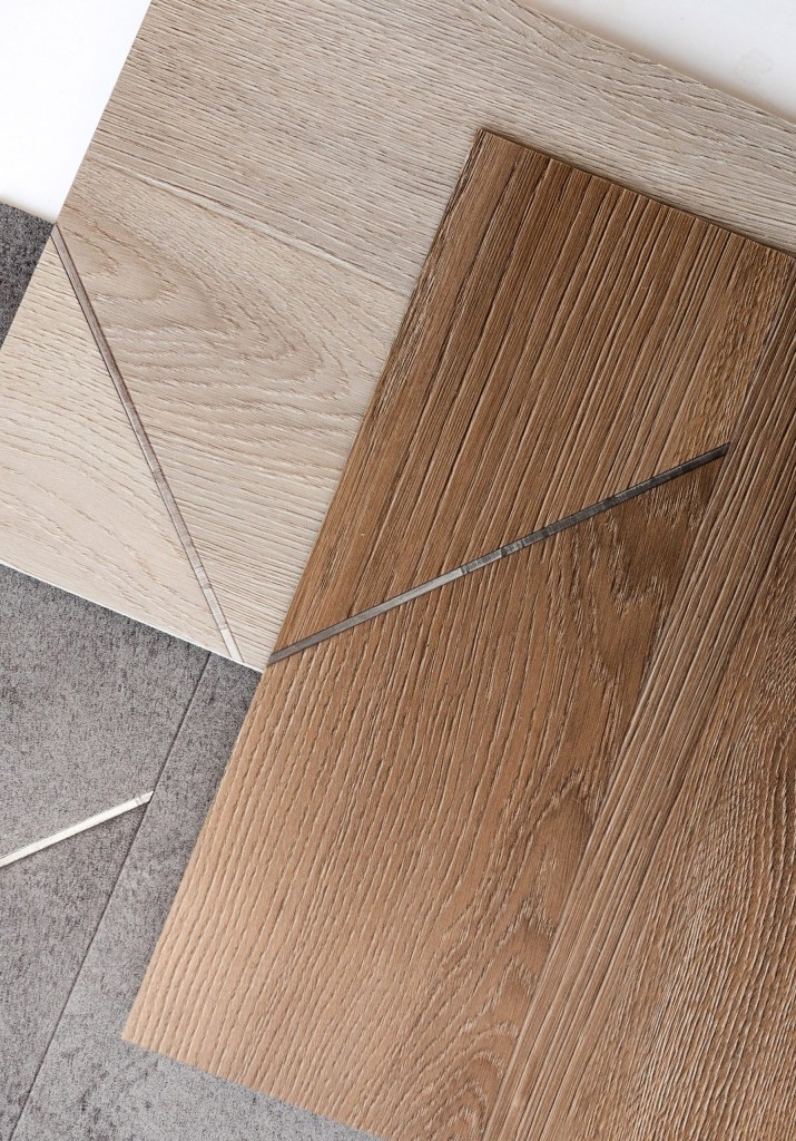 patcraft-inset-flooring 4 Linha de pisos de efeito de madeira e concreto com incrustações metálicas diagonais.