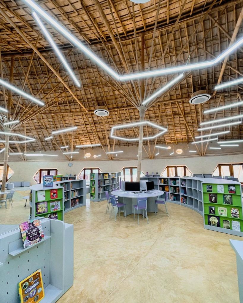 biblioteca com laje feita em bambu