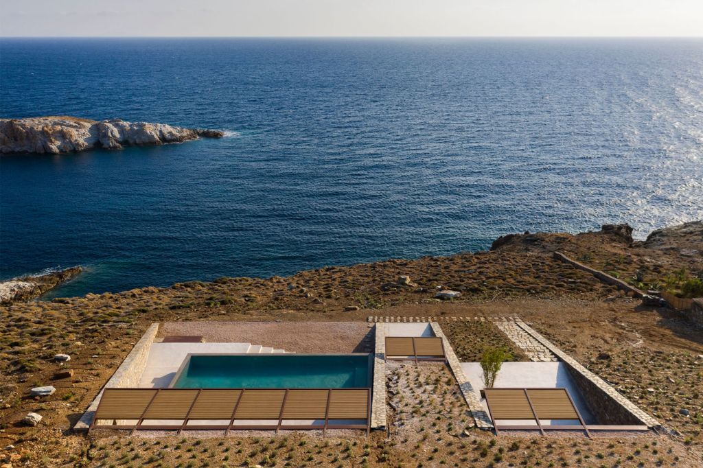 Casa se camufla em encosta do litoral grego