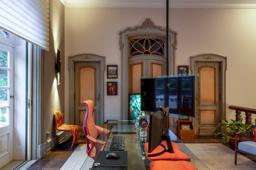 Caco Borges e Carolina Haubrich – Home Office e Games. A proposta aqui é apresentar uma sala íntima que possa ser usada por todos da casa de diferentes maneiras: um lugar com boa conexão à internet para trabalhar, mas também para entreter, seja com jogos ou filmes. A tecnologia tão presente nos gadgets dá o tom na decoração com uso de vidro, iluminação em led e peças contemporâneas. No design e na arte, destaque para nomes nacionais. Caco Borges e Carolina Haubrich – Home Office e Games. A proposta aqui é apresentar uma sala íntima que possa ser usada por todos da casa de diferentes maneiras: um lugar com boa conexão à internet para trabalhar, mas também para entreter, seja com jogos ou filmes. A tecnologia tão presente nos gadgets dá o tom na decoração com uso de vidro, iluminação em led e peças contemporâneas. No design e na arte, destaque para nomes nacionais.