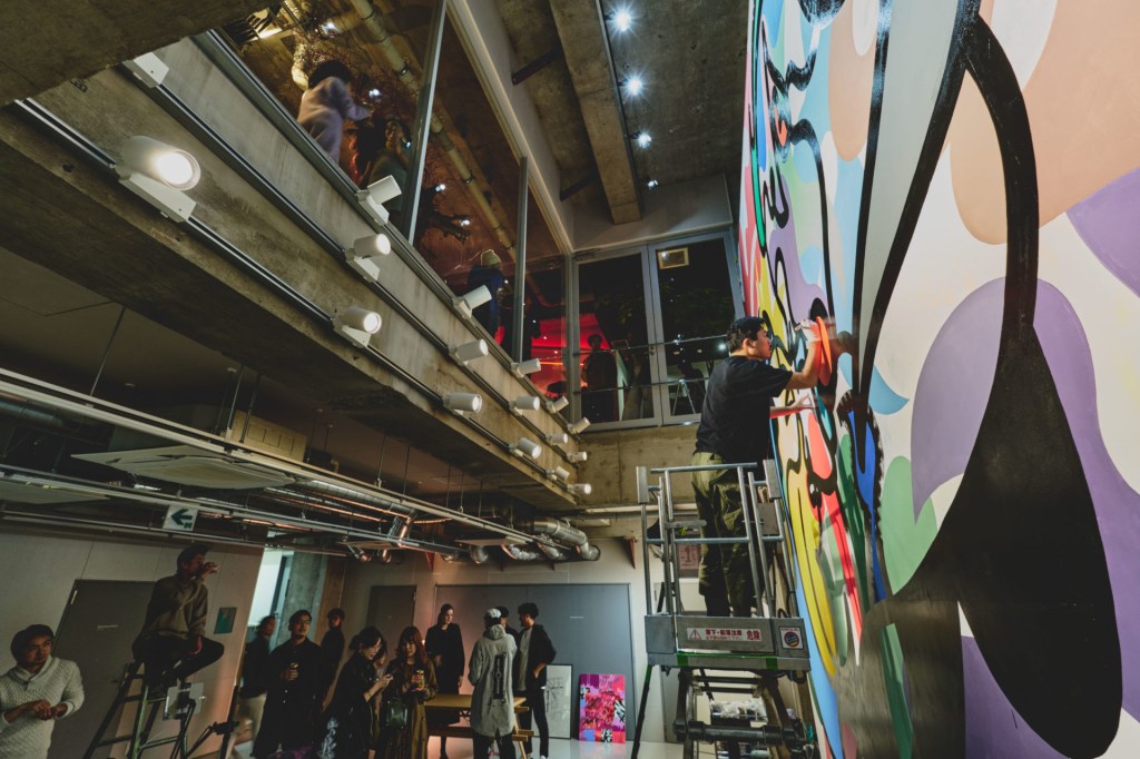 Mural-and-Factory-top-1920×1280 Hall do hotel Bnb Wall. localizado em Tóquio, Japão