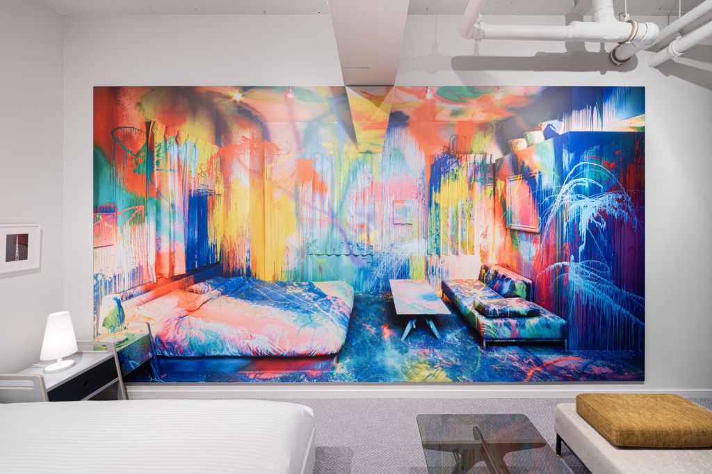 Hotel ou galeria de arte - Imagem do quarto the World After Five Minutes assinado por Youta Matsouka, no quarto os móveis e as cores são neutros e aconchegantes