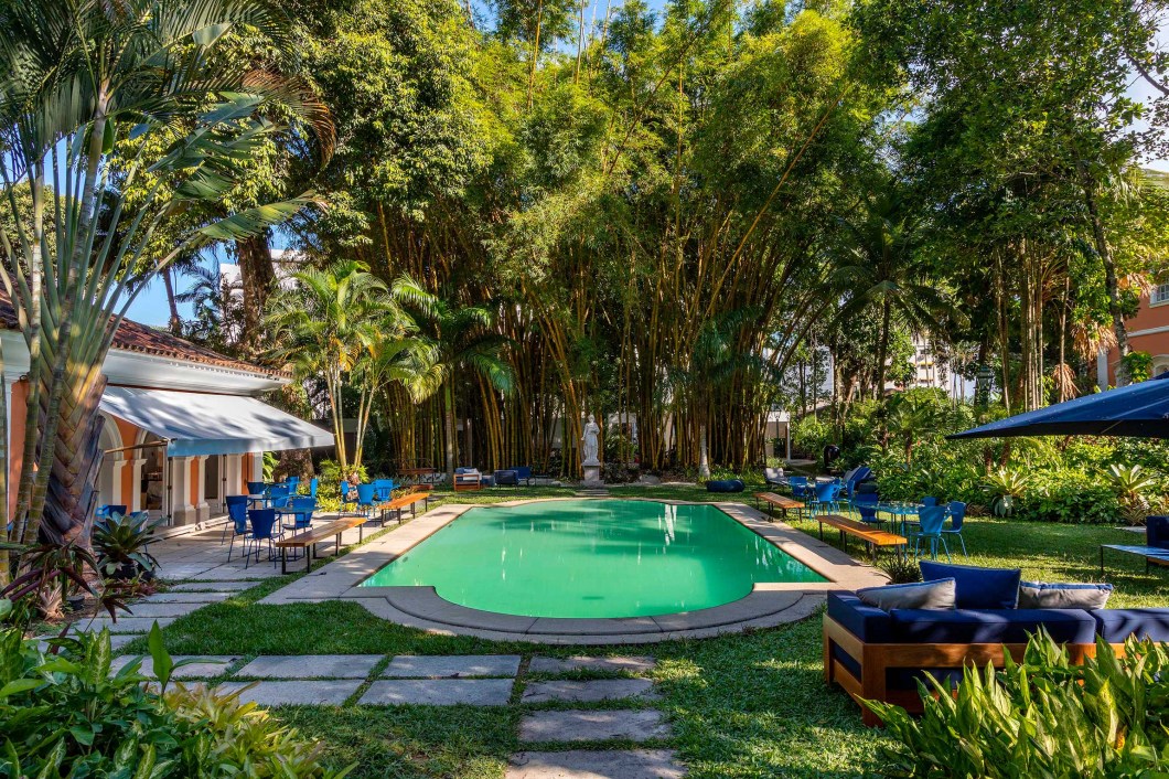 Ricardo Portilho – Jardim do Café. A diversidade natural carioca, com suas muitas cores e texturas, dá o tom no ambiente em que predomina um lindo bambuzal revitalizado para a mostra. A vegetação exuberante da casa foi preservada e ganhou a companhia de outras espécies tropicais da Mata Atlântica. Peças de arte como uma escultura de Christina Motta e um banco revestido com azulejos de Noel Marinho completam o jardim. Ricardo Portilho – Jardim do Café. A diversidade natural carioca, com suas muitas cores e texturas, dá o tom no ambiente em que predomina um lindo bambuzal revitalizado para a mostra. A vegetação exuberante da casa foi preservada e ganhou a companhia de outras espécies tropicais da Mata Atlântica. Peças de arte como uma escultura de Christina Motta e um banco revestido com azulejos de Noel Marinho completam o jardim.