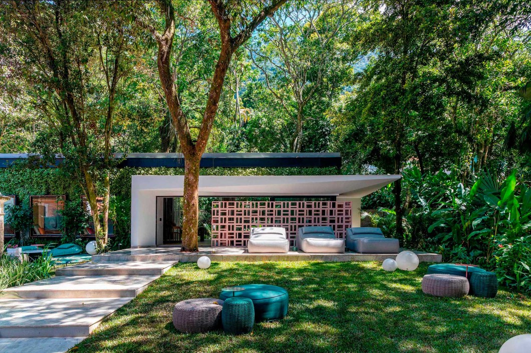 UP3 Arquitetura – Casa UP. Michelle Wilkinson, Thiago Morsh e Cadé Marino criaram uma construção contemporânea em estrutura metálica feita de forma rápida, sustentável e sem gerar quase nenhum resíduo. A casa se camufla no jardim e, em seu interior, mistura o estilo escandinavo com o carioca. Pedra, argila, madeira e algodão são usados na decoração dos espaços abertos e multifuncionais, complementada pela paleta em tons terrosos e verde-mata. UP3 Arquitetura – Casa UP. Michelle Wilkinson, Thiago Morsh e Cadé Marino criaram uma construção contemporânea em estrutura metálica feita de forma rápida, sustentável e sem gerar quase nenhum resíduo. A casa se camufla no jardim e, em seu interior, mistura o estilo escandinavo com o carioca. Pedra, argila, madeira e algodão são usados na decoração dos espaços abertos e multifuncionais, complementada pela paleta em tons terrosos e verde-mata.