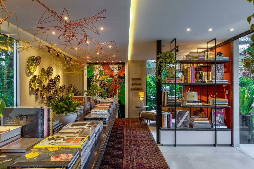 Vivian Reimers – Livraria. A frondosa árvore ao fundo do ambiente foi a grande inspiração para o projeto, que ganhou sob sua sombra um simpático cantinho de leitura. O estilo é contemporâneo e traz materiais que imitam cimento queimado e mobiliário em linhas retas e simples. Destaque para a enorme mesa de seis metros de comprimento, que foi adquirida num convento em Recife e, por anos, foi usada para receber os convidados da casa para almoços e jantares memoráveis. Vivian Reimers – Livraria. A frondosa árvore ao fundo do ambiente foi a grande inspiração para o projeto, que ganhou sob sua sombra um simpático cantinho de leitura. O estilo é contemporâneo e traz materiais que imitam cimento queimado e mobiliário em linhas retas e simples. Destaque para a enorme mesa de seis metros de comprimento, que foi adquirida num convento em Recife e, por anos, foi usada para receber os convidados da casa para almoços e jantares memoráveis.