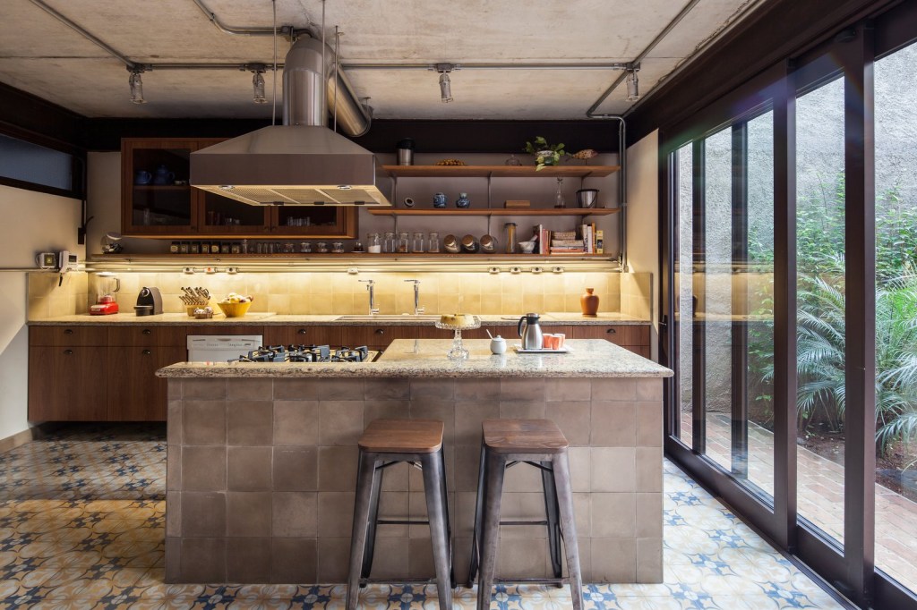 cozinha com ilha em marmore cozinha com bancada planejada