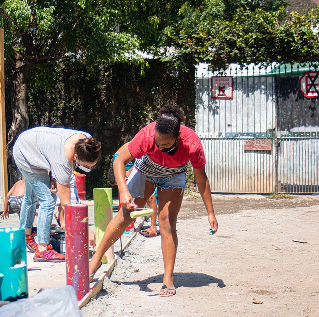 fazendinhando 4 Pessoas ajudando na construção do container do Janelas CASACOR