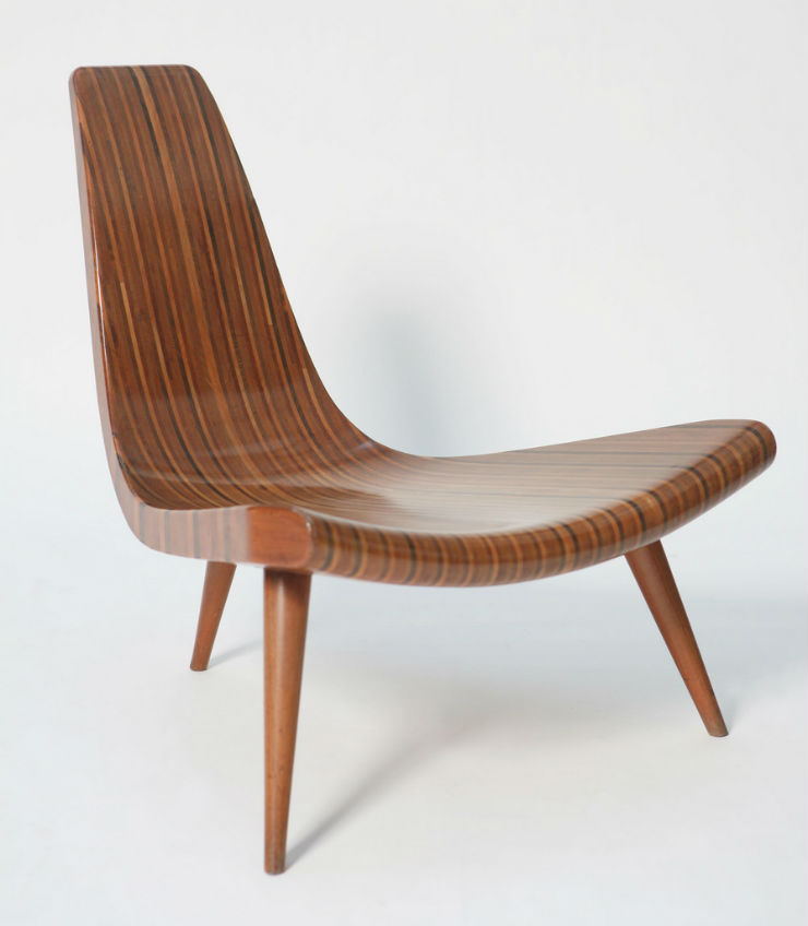 cadeira de madeira com três pernas