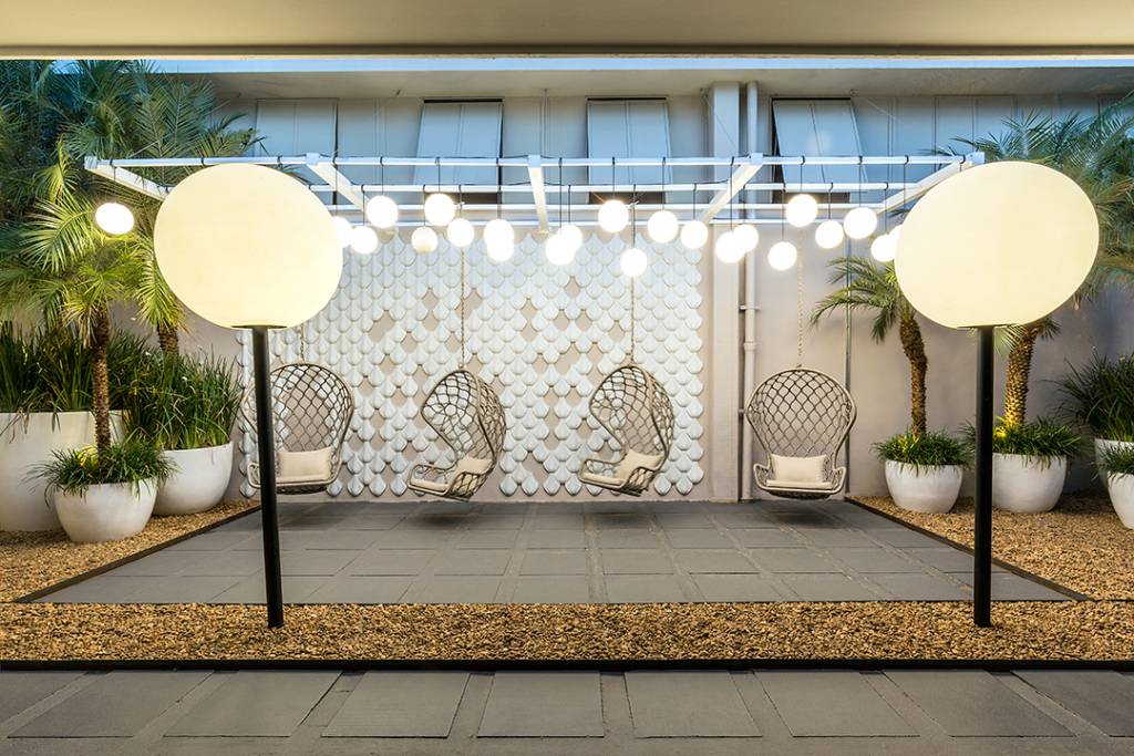 jardim minimalista com iluminação e cadeiras na decoração