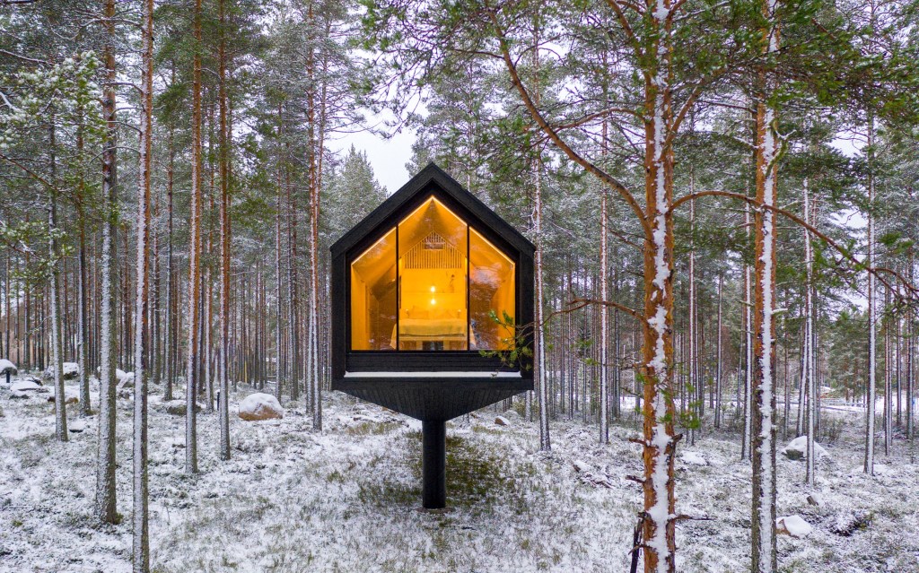niliaitta-cabin-studio 1 Cabana de cor preta assinada pelo Studio Puisto que elevou-a em uma única coluna. Localizado no Parque Nacional Salamajärvi, na Finlândia.
