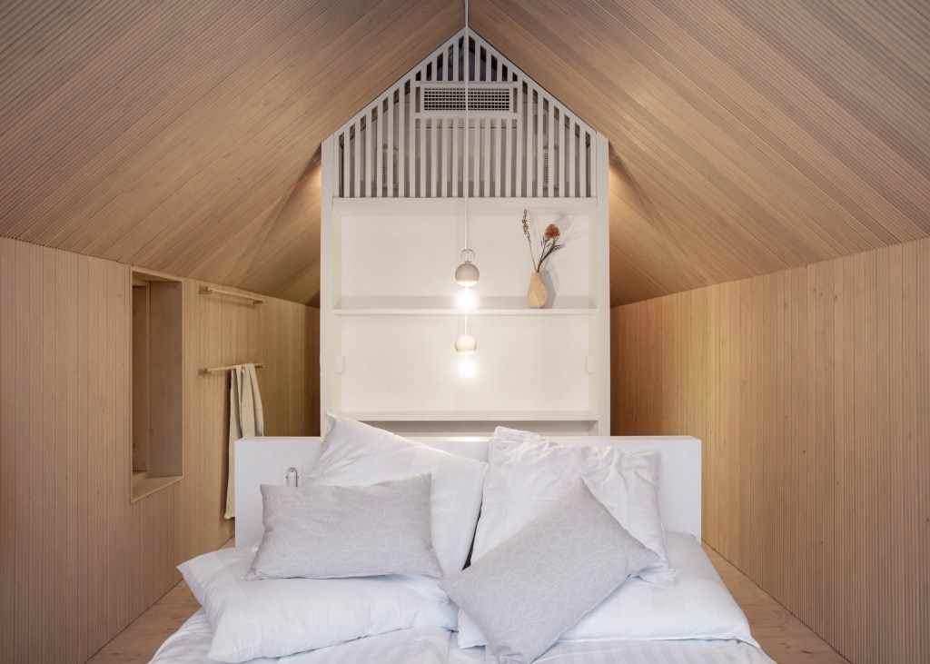 niliaitta-cabin-studio 11 Parte interna. Cabana de cor preta assinada pelo Studio Puisto que elevou-a em uma única coluna. Localizado no Parque Nacional Salamajärvi, na Finlândia.
