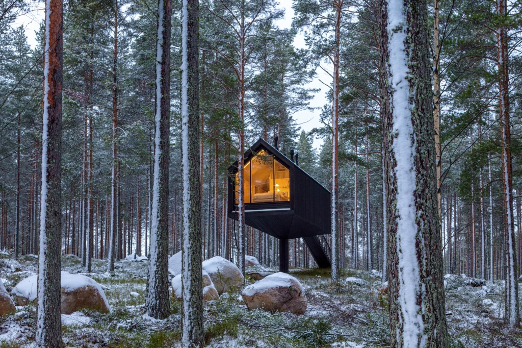 niliaitta-cabin-studio 5 Cabana de cor preta assinada pelo Studio Puisto que elevou-a em uma única coluna. Localizado no Parque Nacional Salamajärvi, na Finlândia.