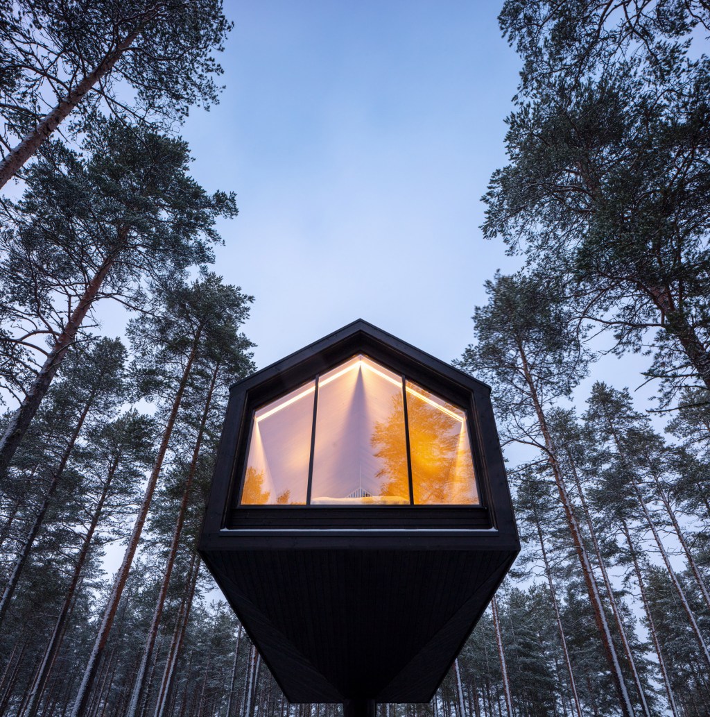 niliaitta-cabin-studio 6 Cabana de cor preta assinada pelo Studio Puisto que elevou-a em uma única coluna. Localizado no Parque Nacional Salamajärvi, na Finlândia.