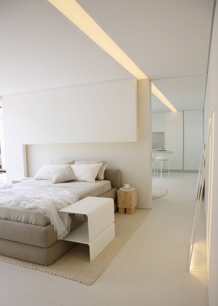 quarto de casal minimalista quarto branco com cama de casal no centro cinza claro