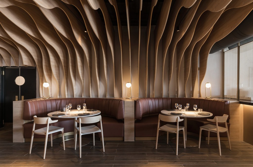 restaurante-espanhol-possui-arquitetura-inspirada-em-dragao-de-100-cabecas 03 Restaurante espanhol possui arquitetura inspirada em dragão de 100 cabeças