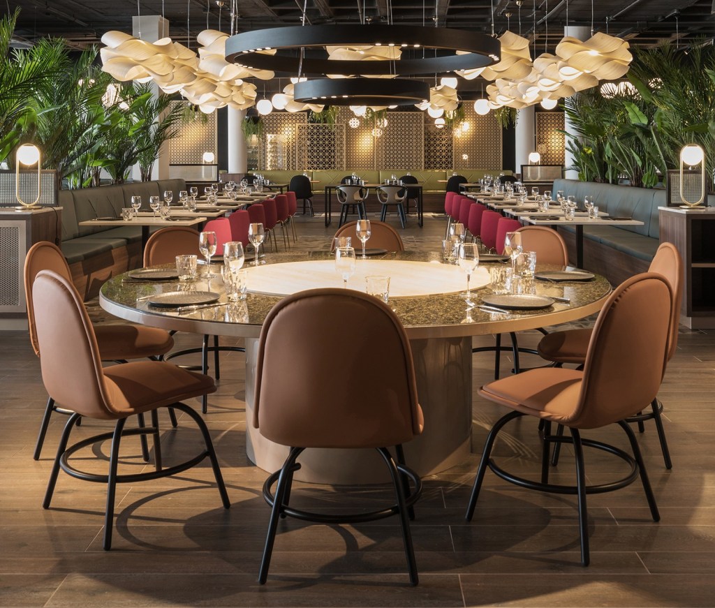 restaurante-espanhol-possui-arquitetura-inspirada-em-dragao-de-100-cabecas 08 Restaurante espanhol possui arquitetura inspirada em dragão de 100 cabeças
