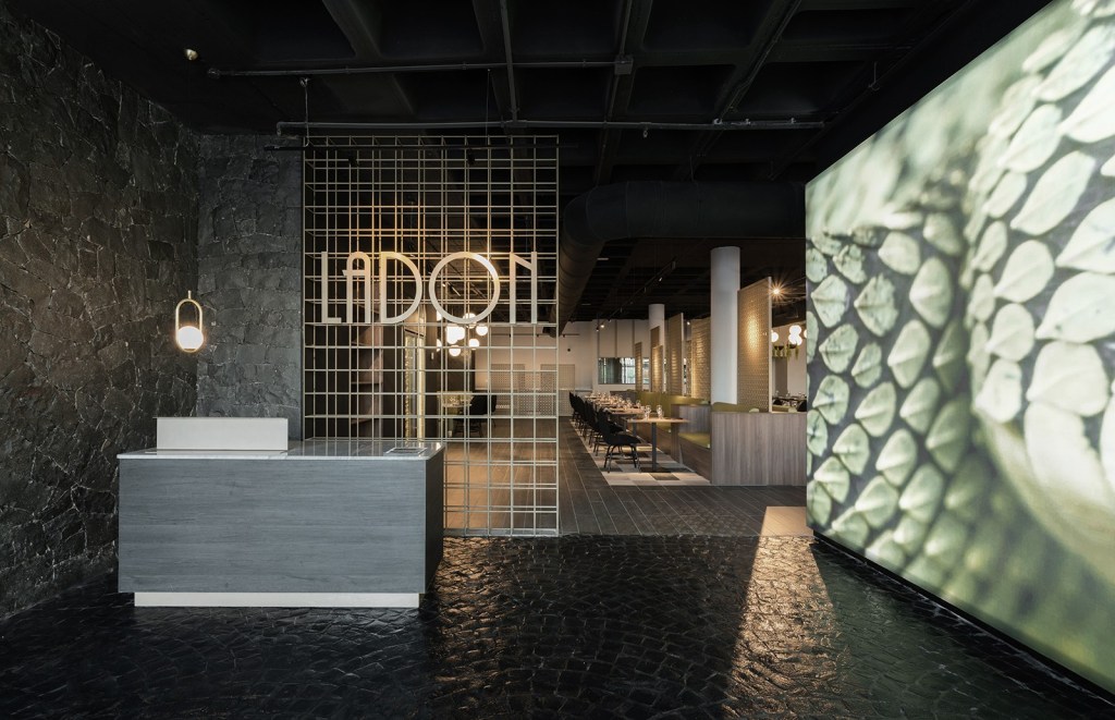 restaurante-espanhol-possui-arquitetura-inspirada-em-dragao-de-100-cabecas 09 Restaurante espanhol possui arquitetura inspirada em dragão de 100 cabeças