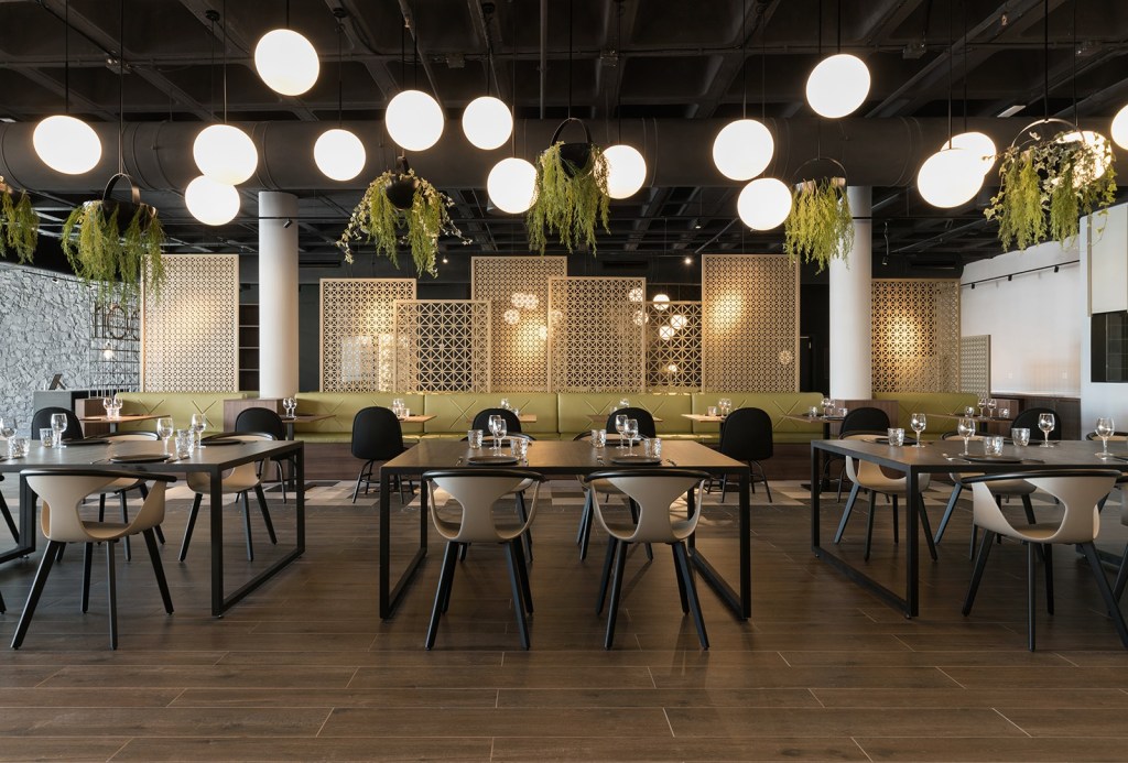 restaurante-espanhol-possui-arquitetura-inspirada-em-dragao-de-100-cabecas 12 Restaurante espanhol possui arquitetura inspirada em dragão de 100 cabeças