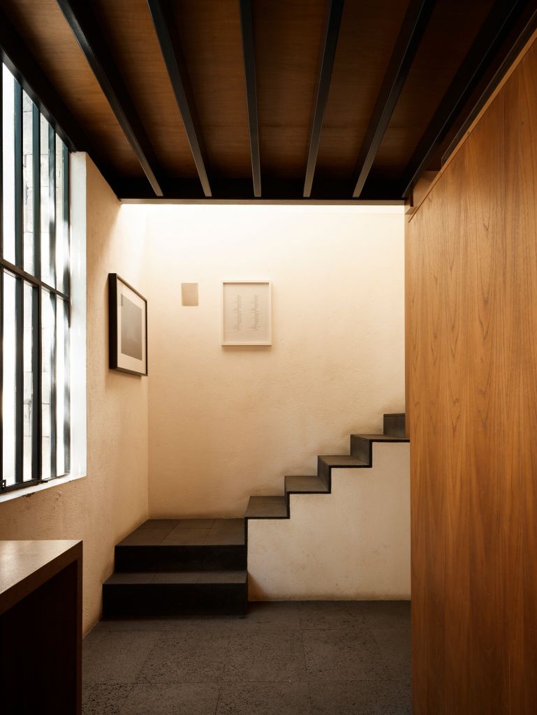 Uma escada no escritório de Sergio Ortiz leva a um estúdio que ele aluga para um ex-aluno