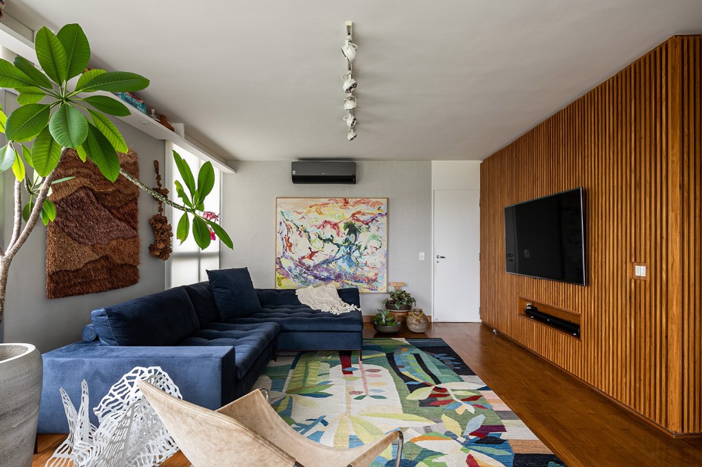 Ambientes integrados e cores marcam o décor do apartamento de Helô Marques decoração design arquitetura helo marques apartamento cores texturas são paulo janelas