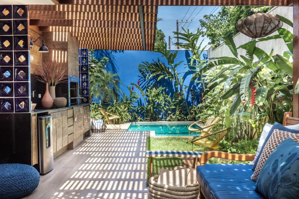 Casa de praia mescla tons de cinza com muita madeira casa praia decoracao arquitetura design bia beatriz quinelato
