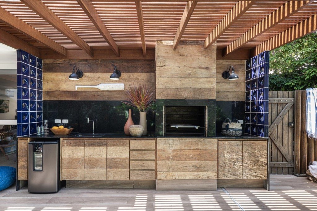 Casa de praia mescla tons de cinza com muita madeira casa praia decoracao arquitetura design bia beatriz quinelato