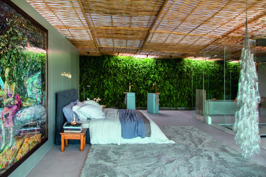 CASACOR RJ 2014 Gisele Taranto investe em espaço de calmaria, no centro uma cama e na parede plantas cobrindo toda a lateral