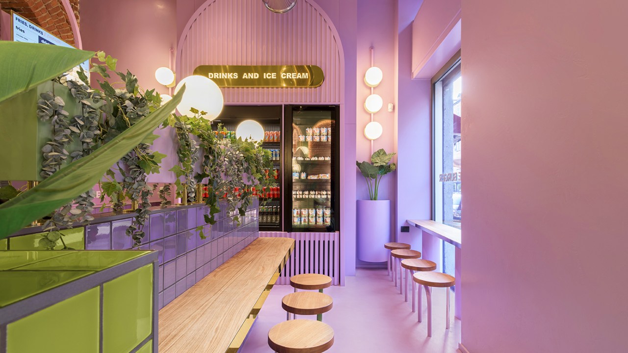 Restaurante em Milão mescla verde, roxo e tijolos na decoração