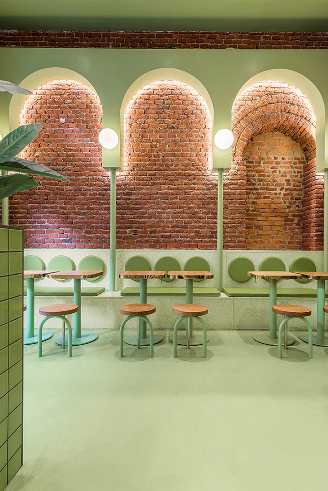 Restaurante em Milão mescla verde, roxo e tijolos na decoração