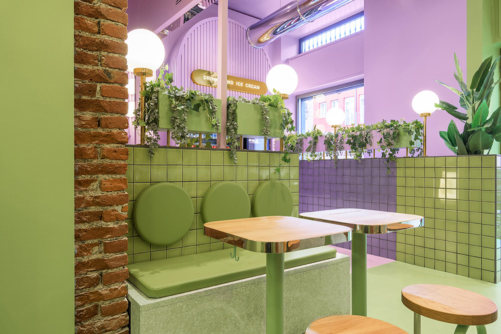 Restaurante em Milão mescla verde, roxo e tijolos na decoração