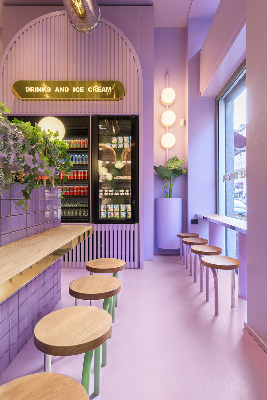 MASQUESPACIO-BUN-MILANO-BLIGNY-GREGORY-ABBATEDSC_8010 Restaurante em Milão mescla verde, roxo e tijolos na decoração