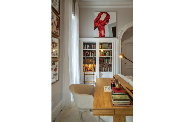 De Jader Almeida, a cadeira Munik completa a área do escritório, que incorpora os elementos originais da casa à composição, como os armários e as estantes.