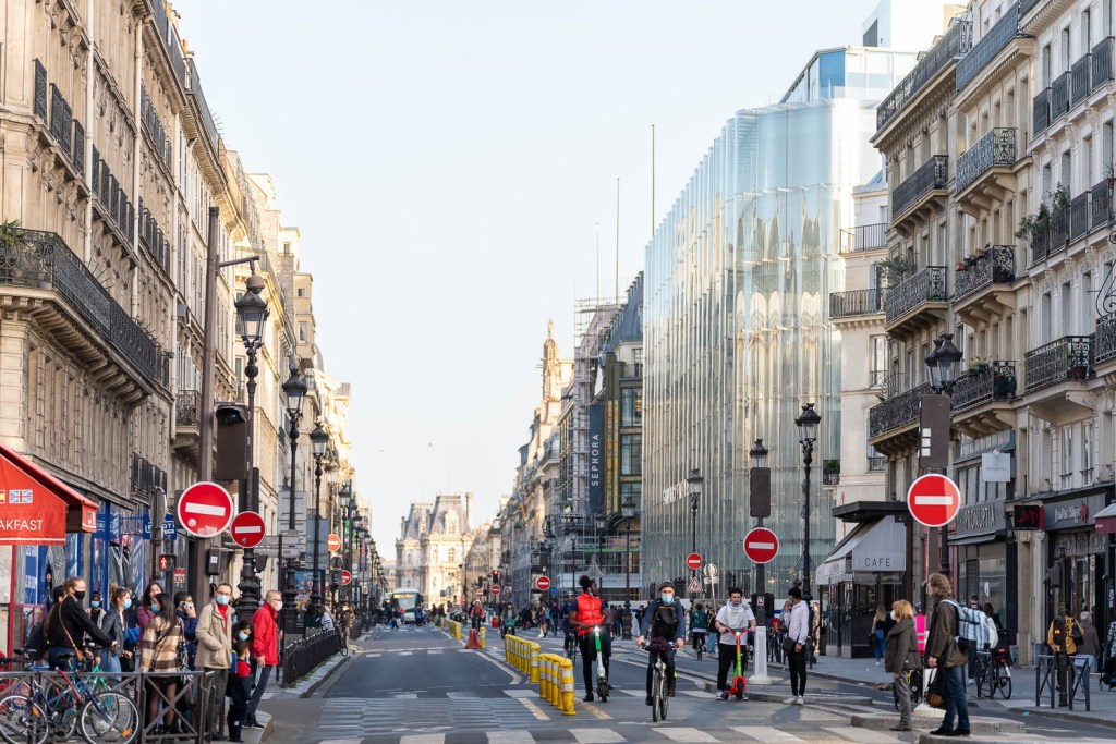 © Simon Garcia | arqfoto.com La Samaritaine, Paris, reabertura, escritório SANAA, vidro ondulado