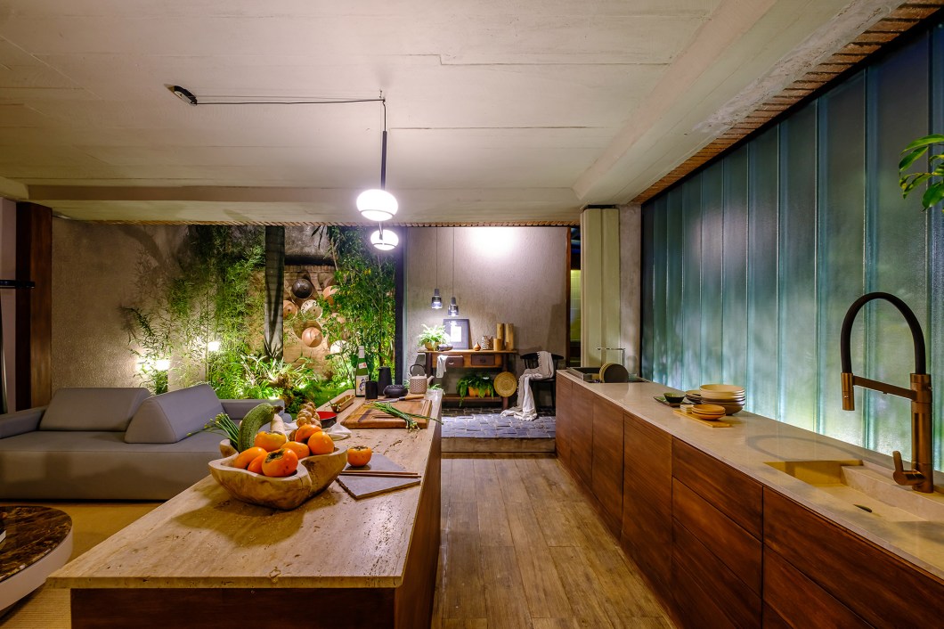 Casa Komorebí - Tassiana Oshiro. Komorebi é uma palavra japonesa que designa o fenômeno que ocorre quando a luz do sol se entrelaça nos galhos das árvores. É também o nome deste ambiente que tem base no minimalismo japonês, onde cada elemento mantém a sua essência, respeita o ciclo natural das coisas, mas sem perder a identidade. Um local com paredes texturizadas, luz natural, iluminação indireta, tons de bege e cinza e uma fachada translúcida. Casa Komorebí - Tassiana Oshiro. Komorebi é uma palavra japonesa que designa o fenômeno que ocorre quando a luz do sol se entrelaça nos galhos das árvores. É também o nome deste ambiente que tem base no minimalismo japonês, onde cada elemento mantém a sua essência, respeita o ciclo natural das coisas, mas sem perder a identidade. Um local com paredes texturizadas, luz natural, iluminação indireta, tons de bege e cinza e uma fachada translúcida.