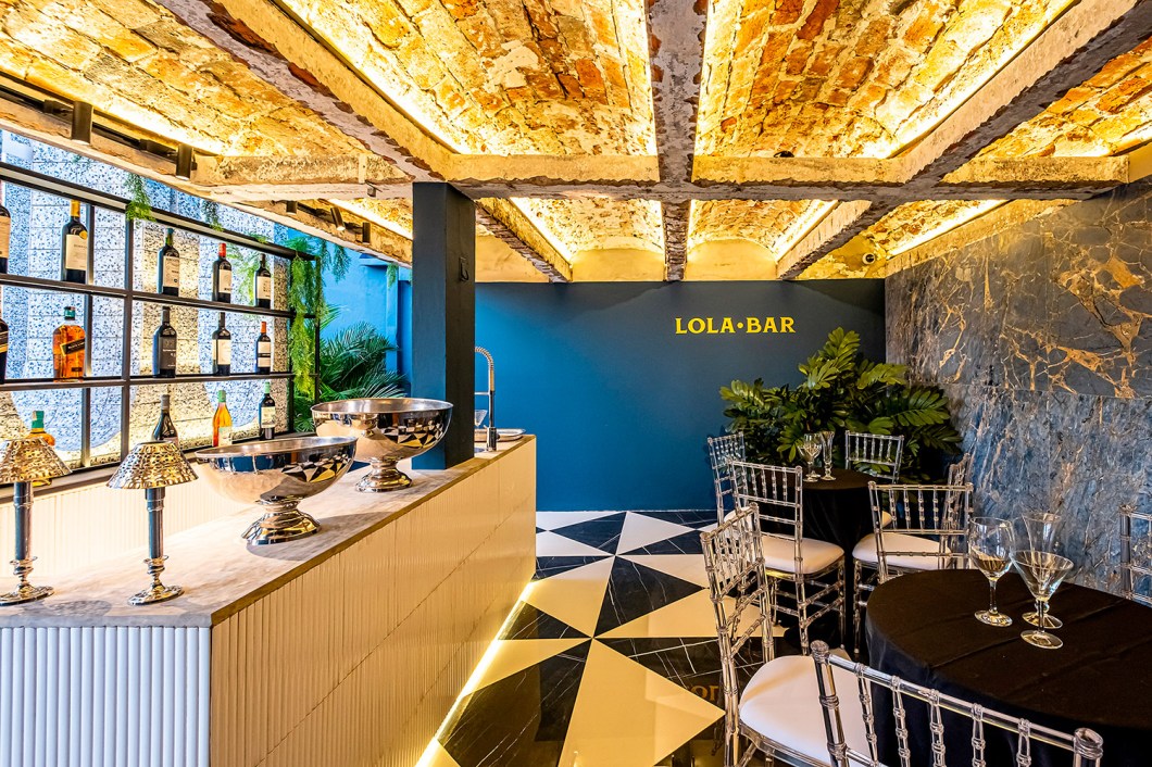 Bar de la Terraza - Sergio Suárez. Este bar traz uma atmosfera pós-moderna, com referências à arte renascentista e à cultura digital. O mix de materiais e estilos configuram o próprio espaço e destacam um eco do passado, que ainda é válido no presente. “É um espaço com muita personalidade, um conceito clean e contundente, um lugar para se divertir”, explica o arquiteto, que participa da CASACOR pela sexta vez. Bar de la Terraza - Sergio Suárez. Este bar traz uma atmosfera pós-moderna, com referências à arte renascentista e à cultura digital. O mix de materiais e estilos configuram o próprio espaço e destacam um eco do passado, que ainda é válido no presente. “É um espaço com muita personalidade, um conceito clean e contundente, um lugar para se divertir”, explica o arquiteto, que participa da CASACOR pela sexta vez.